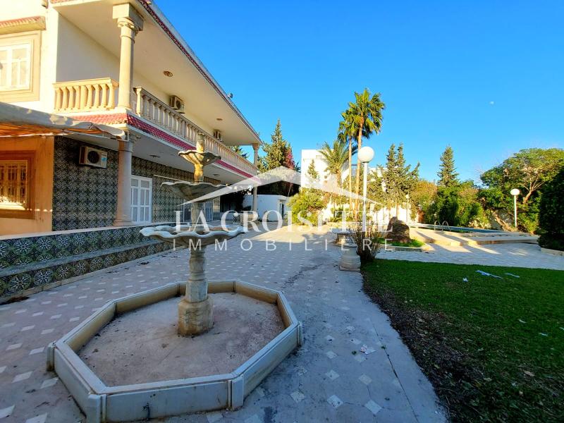 Villa S+5 avec piscine à La Soukra